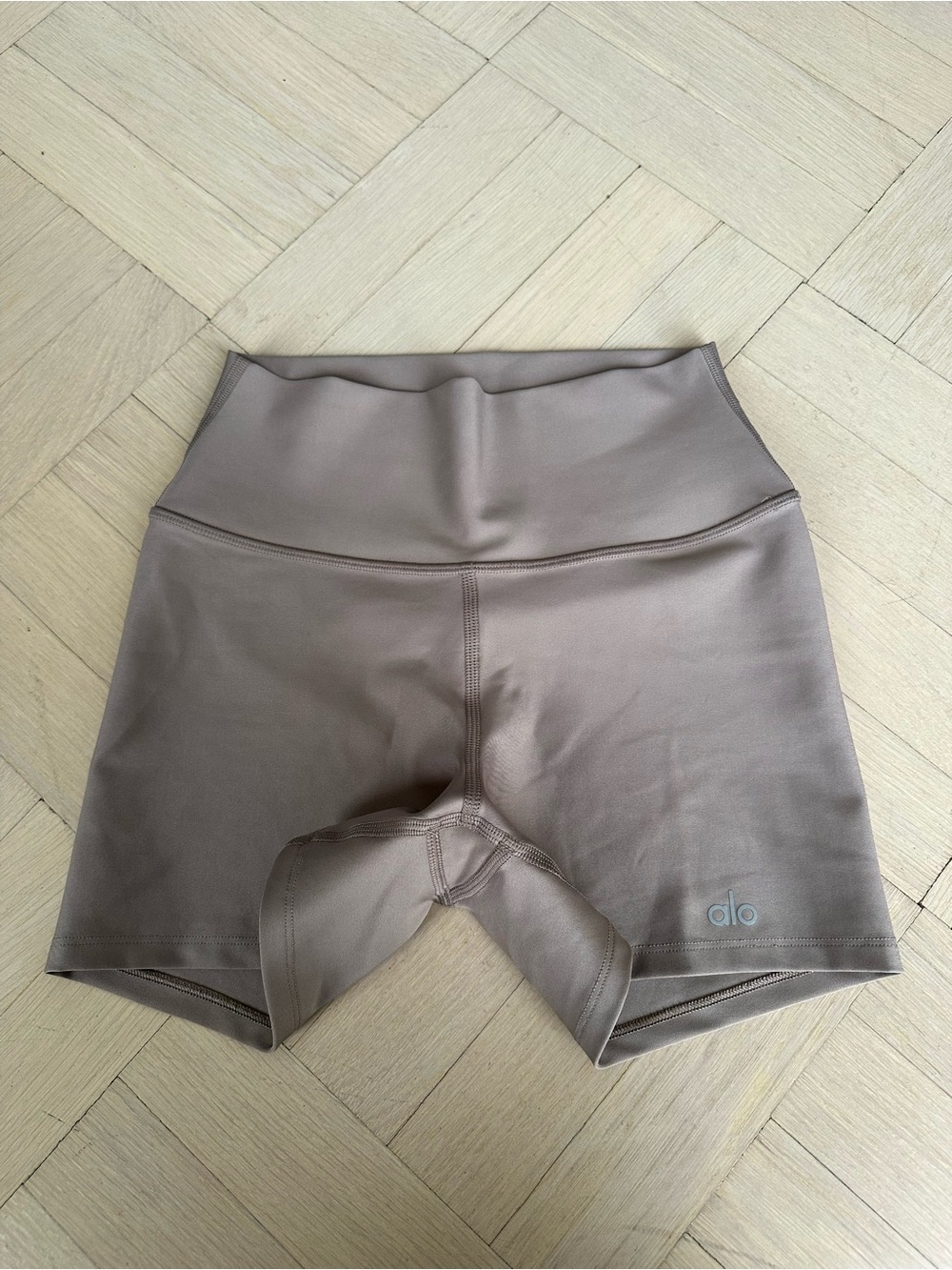 Alo Yoga Airlift Energy Short Light Brown XS